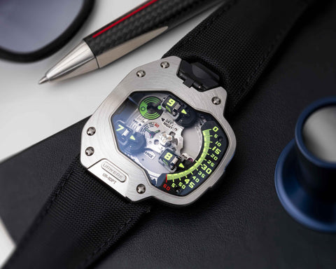 URWERK UR-110 PT dial showing three rotating hour torpedoes moving along vertical minute track.